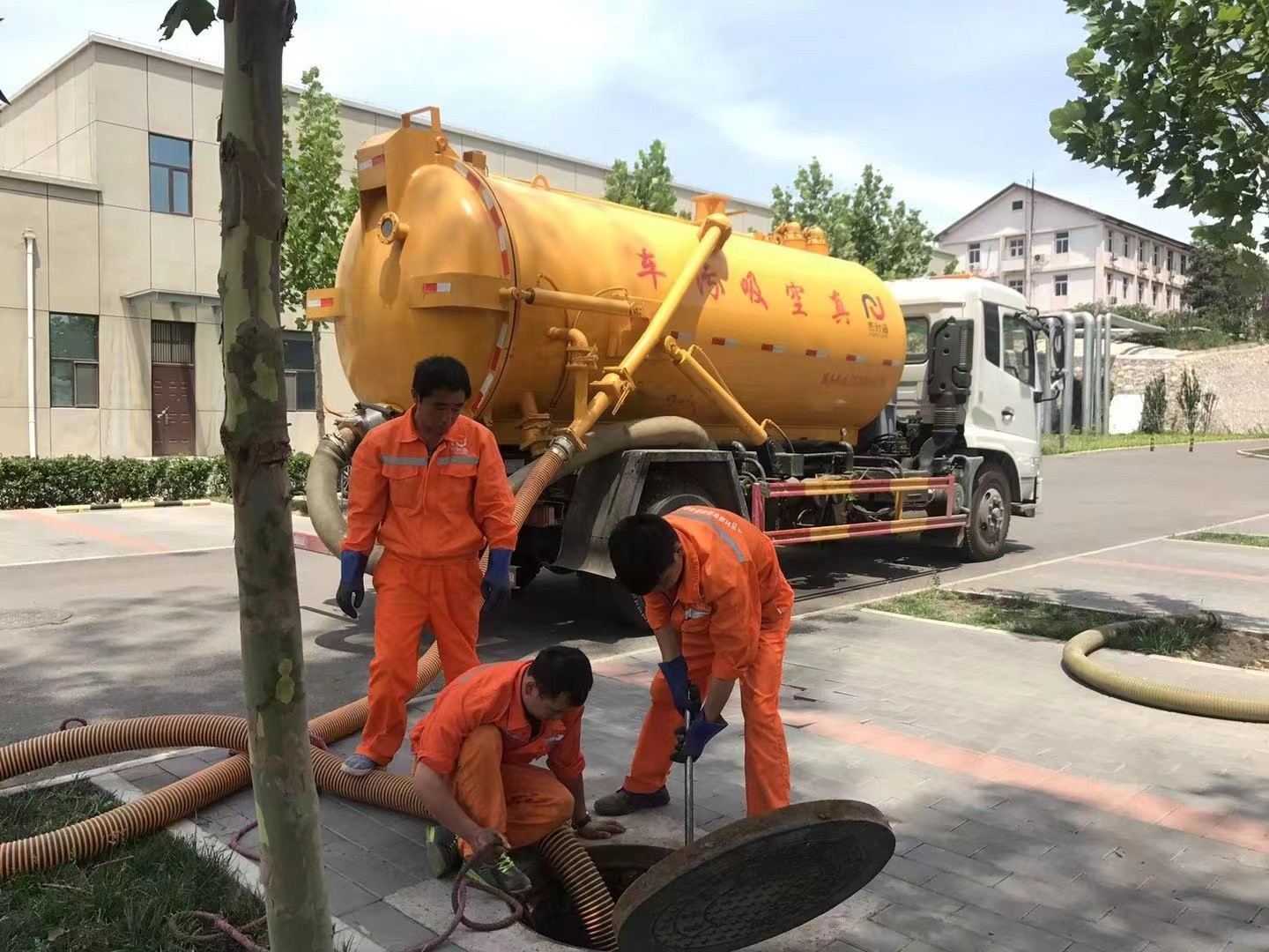 兴宁管道疏通车停在窨井附近