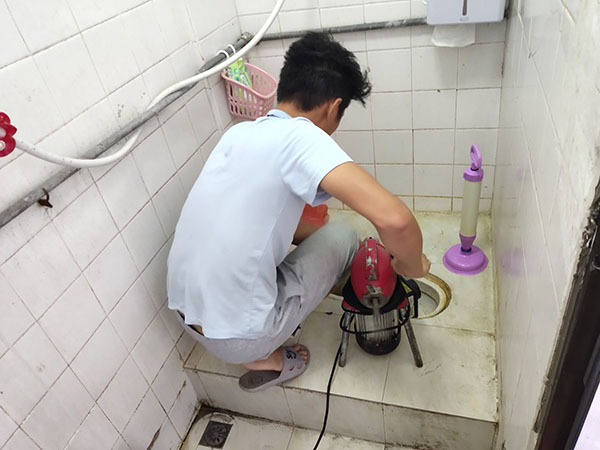兴宁管道堵塞冒臭气 专业师傅现场解决问题